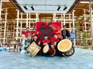書家井関春龍出展の様子１