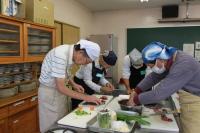 みんなで鶏肝を切っている