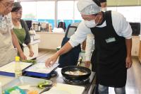 肝を油で揚げている