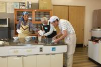 三人で協力して食器を洗っている