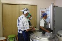 冷麺の野菜を冷蔵庫に入れる