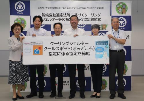 施設の方との集合写真