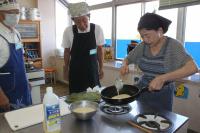 クレープ液をフライパンへ流し込む