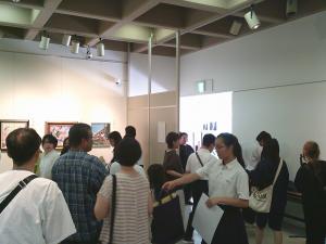 にぎわっているようす