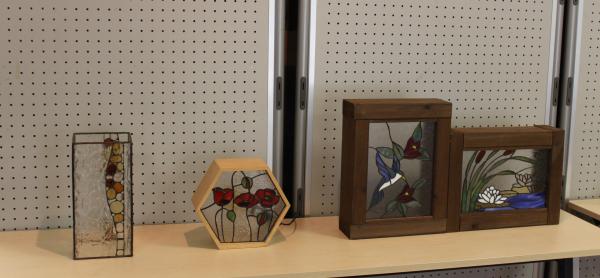 ステンドグラス　椿と鳥、蓮の花とガマ