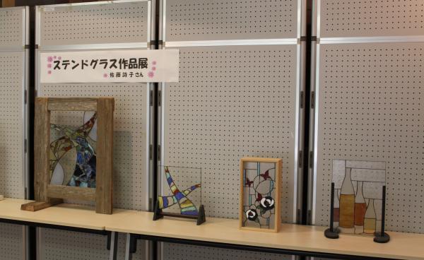 ビンや幾何学模様のステンドグラス