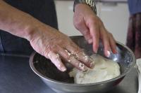 豆腐と白玉粉を混ぜている