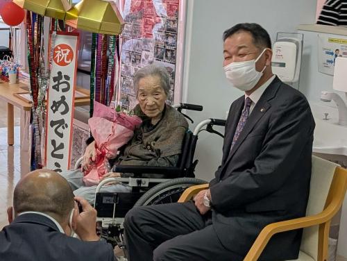 記者からの取材を受ける市内最高齢の和田とめをさん111歳と私