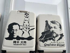 エッフェル塔と太陽の塔のスーツケース