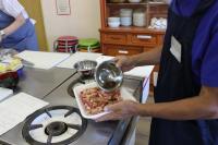 お肉に下味をつけている