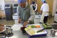 野菜を切っている