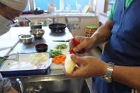 じゃがいもの芽を取っている