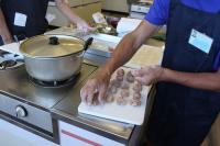 豚小間を丸めている