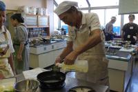 油をフライパンに引いている