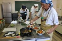 酢豚を炒めている