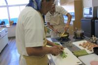 きゅうりを切ってる