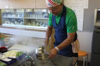 もやしをゆでている