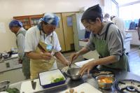 もやしを和えている