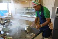 湯がき汁を捨てている