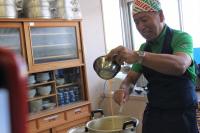 溶き卵を投入している