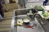 さつまいもを水にさらしている