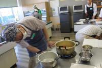 鍋に火をかける