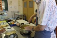 イモをつぶしている