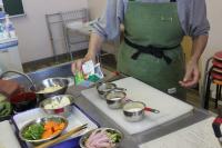 生クリームを三等分にしている