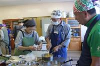 アルミの包みに入れようとしている