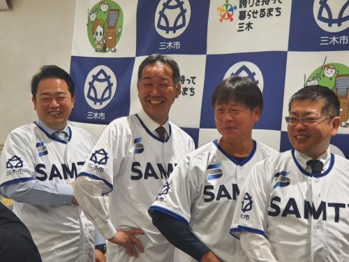 サムティユニフォームを着用して記念撮影