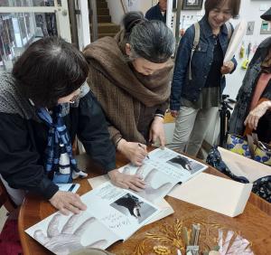 サインをする公泉先生