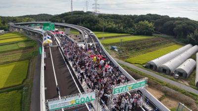 開通記念イベントスタート時の様子。約1000人が参加しました。