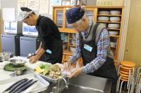 野菜を切っている