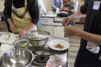 かつおぶしの袋を開けている