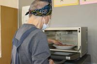 かつお節をレンジに入れている