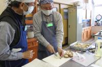 エリンギを切っている