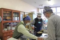 キノコを炒めている