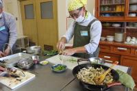 三つ葉を切っている