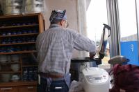 炊きあがったご飯を混ぜている