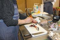 サンマのわたを取り除いている