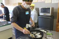 サンマを焼いている