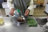 サンマのわたをこしたものに調味料を入れている