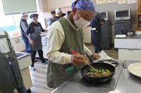 舞茸と獅子等をフライパンで焼いている