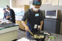 舞茸と獅子等を焼いている様子