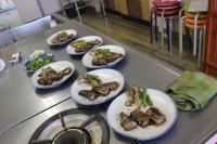 お皿に盛りつけたサンマのわた焼き