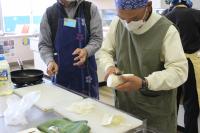 大根の皮をむいている