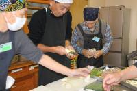 違う班も大根の皮をむいている