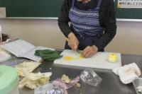 ゆずの皮を千切りにしている