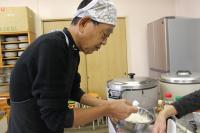 大根に塩を振っている