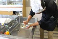 ゆずを絞っている